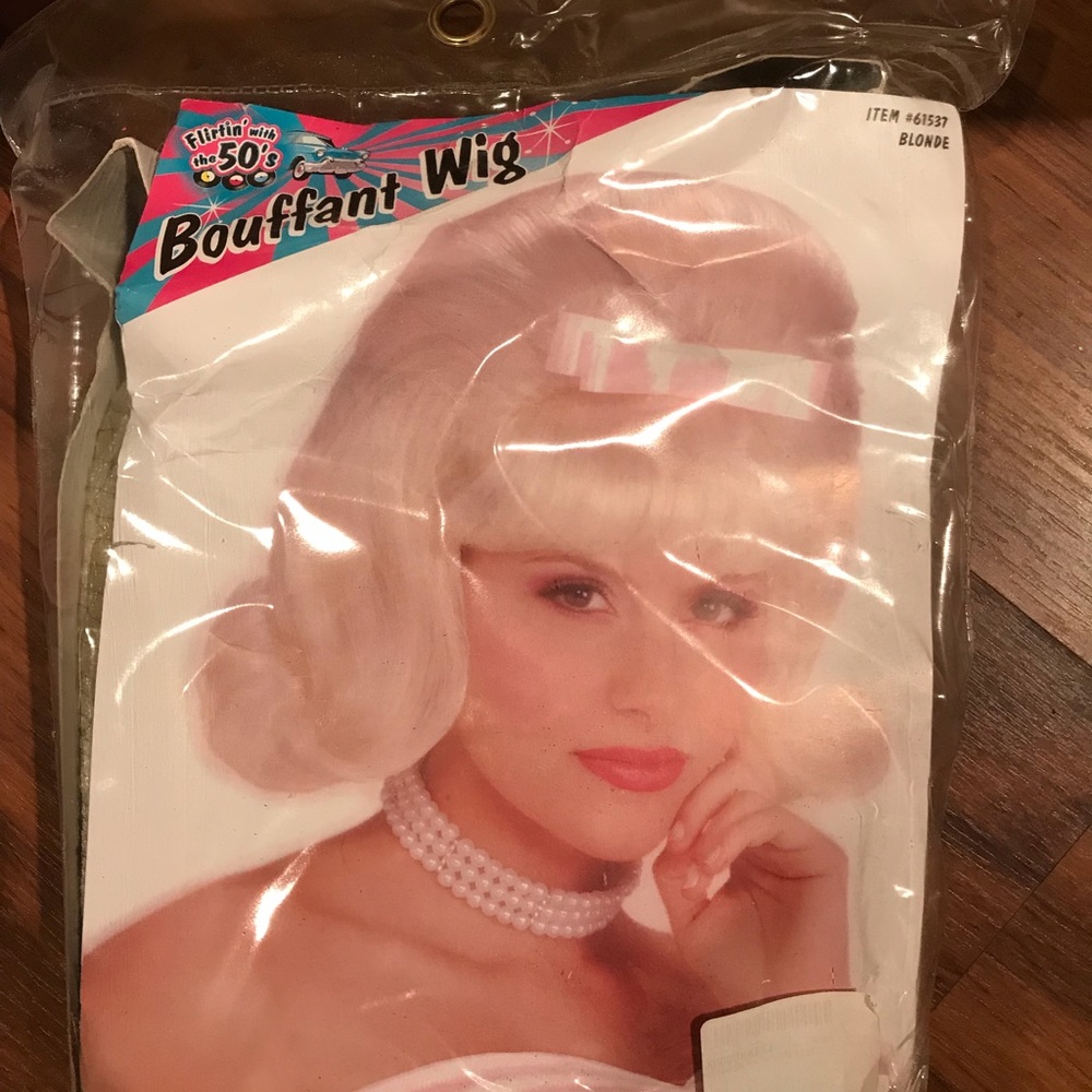 1950s Bouffant Blonde Wig